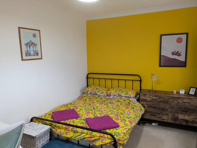 Seafront flat, bills included Main Photo