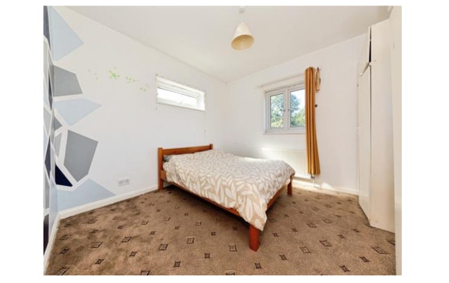 Stunning double bed in massive 3 bed house  Main Photo