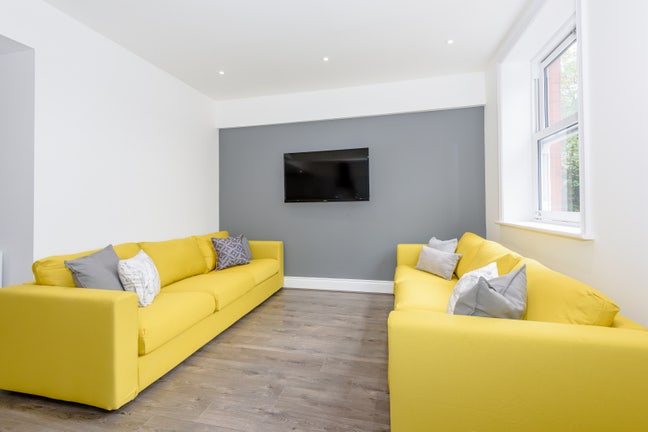 Cool Room in Apartment nr Smithdown Rd & Lark Lane Main Photo