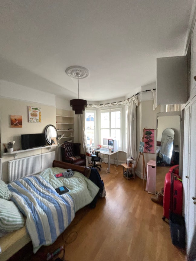 Spacious double bed in social Clapham house Main Photo