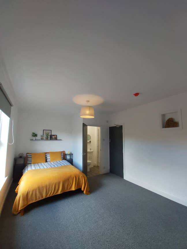 Large Double Room En-Suite Good Location Main Photo