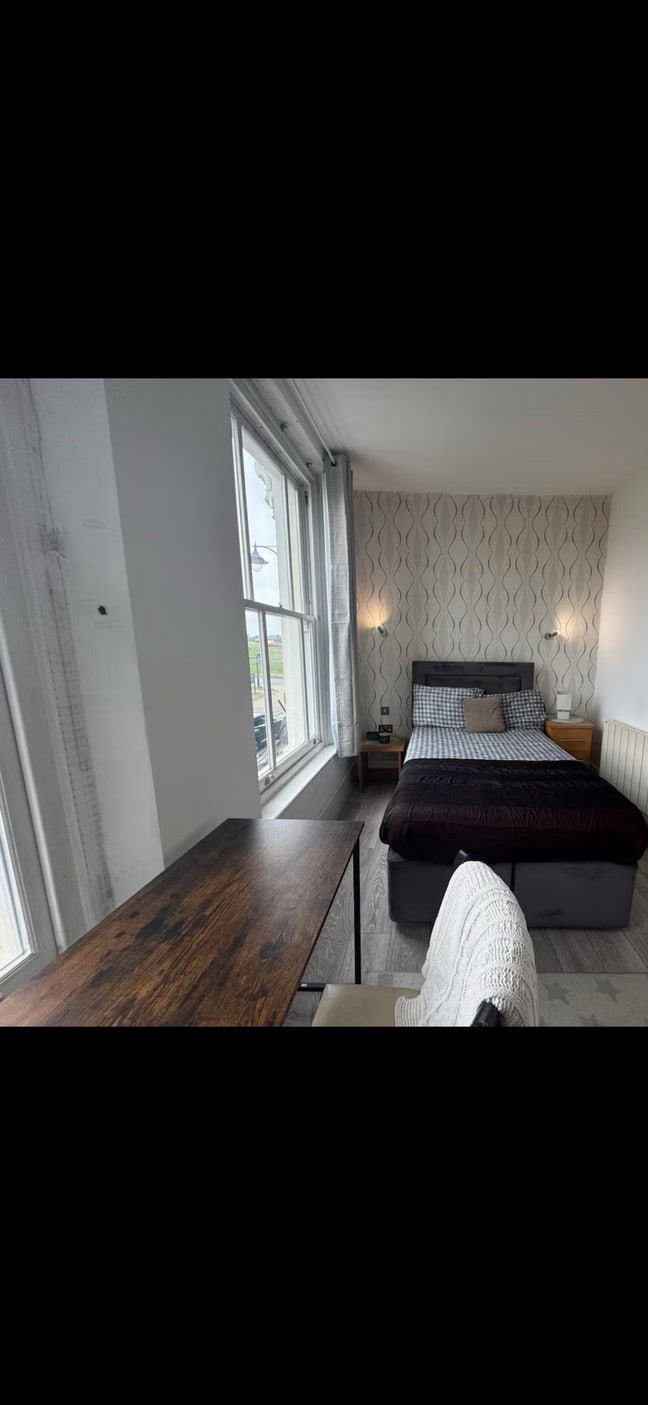 Prime Location Next to Station Amazing Ensuit Main Photo