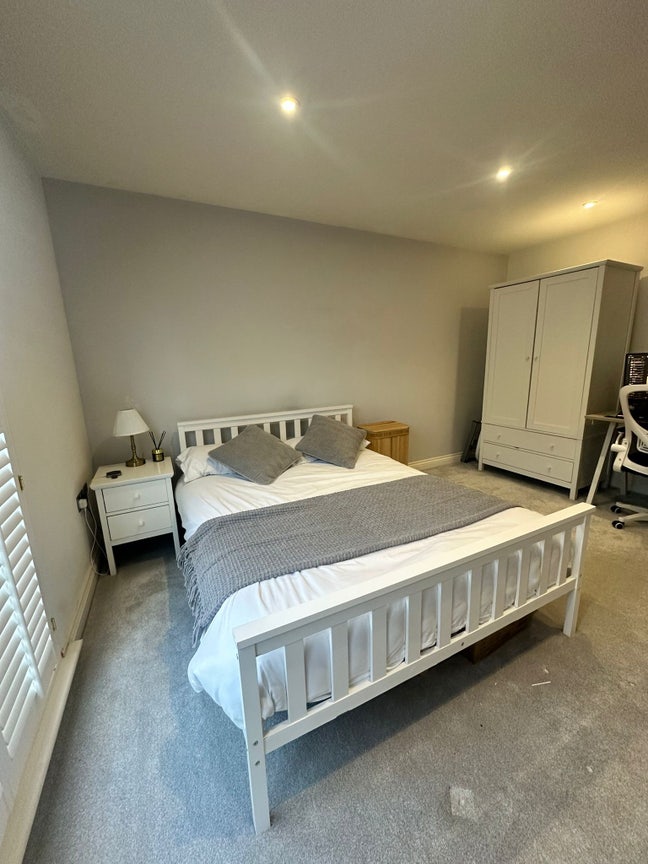 Very large double room in great location  Main Photo