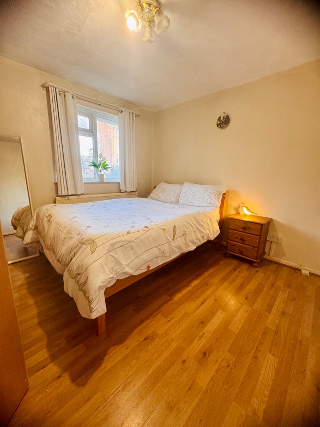 Cozy quiet  Room near to Piccadilly line Main Photo