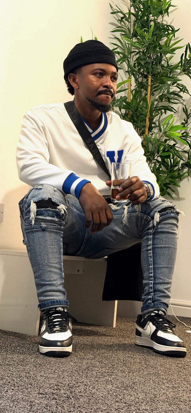 Professional male  seeks a double room Main Photo