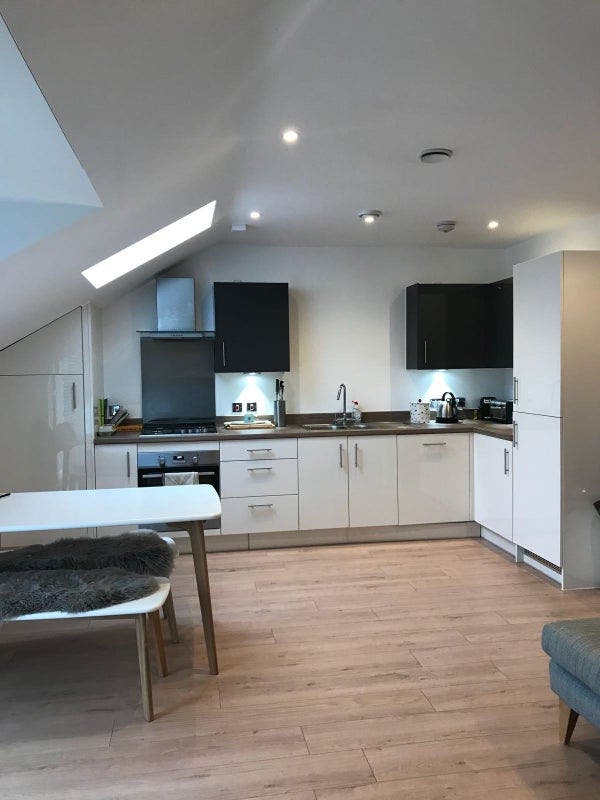 Spacious double room in penthouse apartment Main Photo