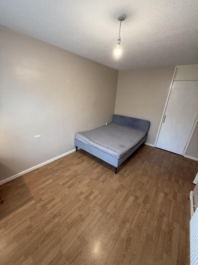 Double room - in WA3 7 Main Photo