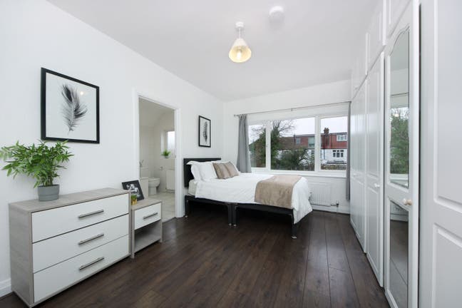 Huge Bright Ensuite in Modern Acton Home  Main Photo