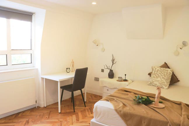 Spacious Furnished Double Room in Clean, Friendly  Main Photo