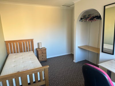 Double room to let as a single off Newmarket Rd Main Photo