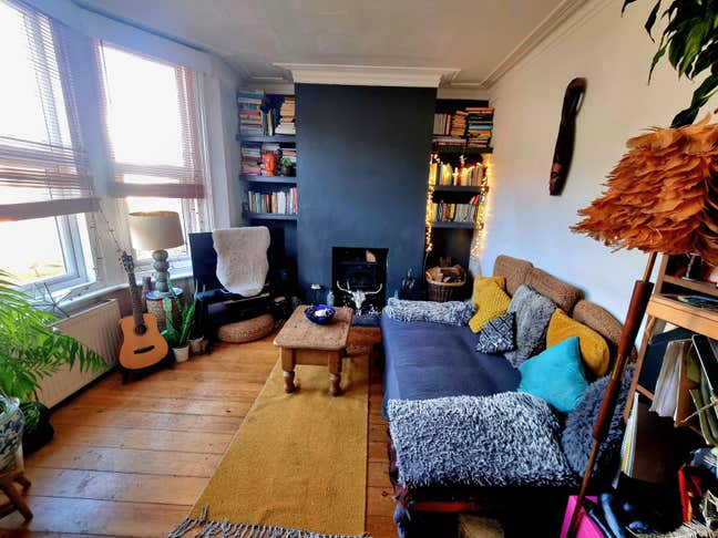 Pet friendly cosy room available in two bed garden Main Photo