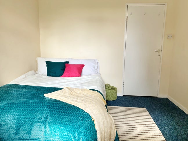 Beautiful Room in Parsons Green Main Photo