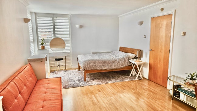 Bright Studio - All Bills + Parking Main Photo