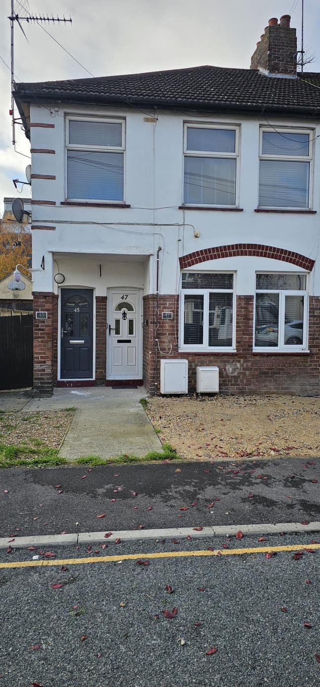 A newly renovated 3 bedroom flat to rent  to a fam Main Photo