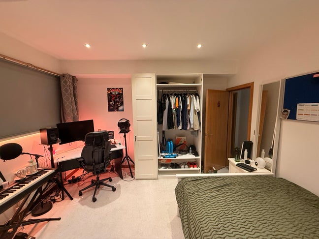 Large Ensuite in Streatham Main Photo