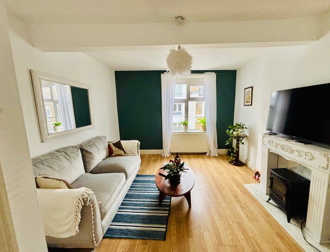 2 bed 1 bath top floor flat in Nottinghill  Main Photo