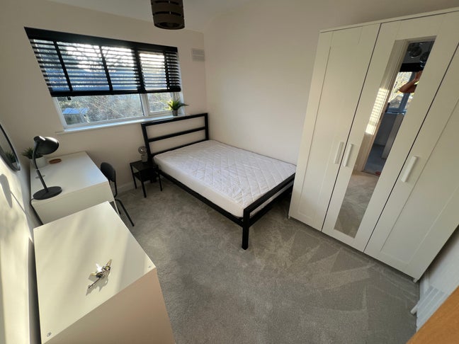 Double Room in Freshly Renovated House in Shirley! Main Photo