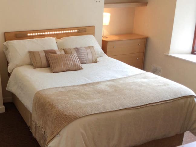  Minutes Walking distance to Newport City Centre Main Photo