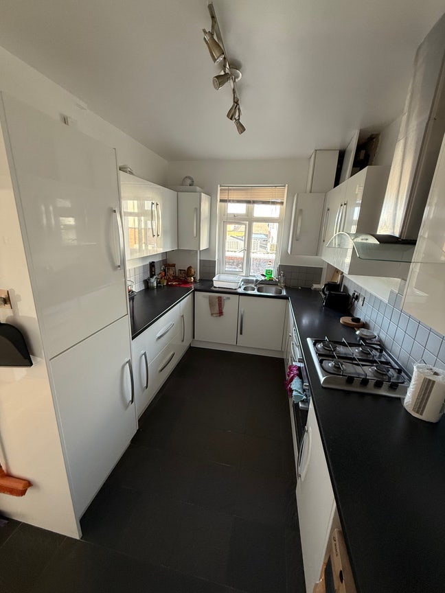 Lovely room in 2 bed flat- 5min walk from station Main Photo