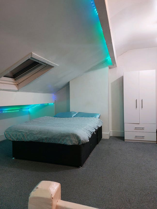 Bedroom in friendly houseshare Main Photo