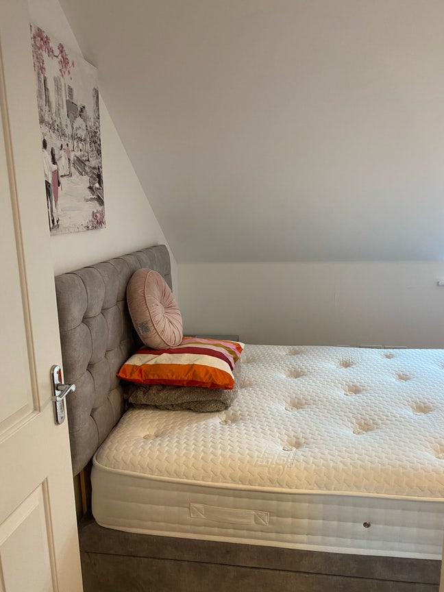 Double room with private bathroom to rent  Main Photo