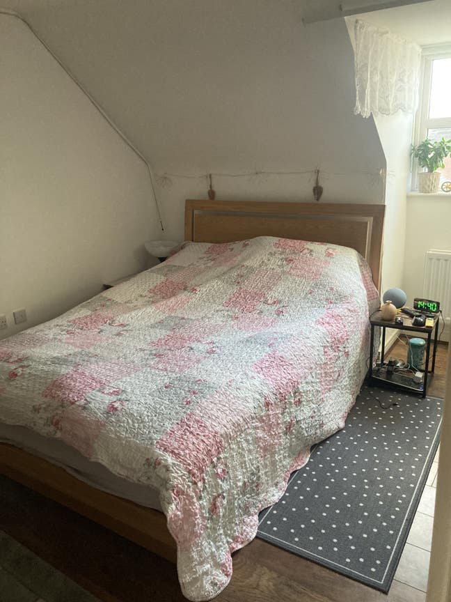 Double room 22m2 with ensuite to let Main Photo