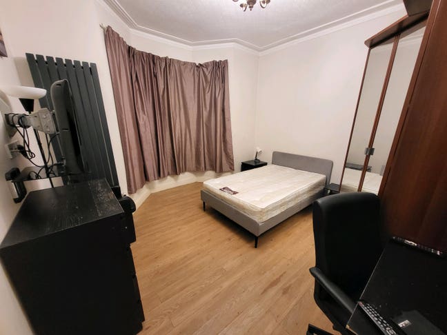 Large Cosy Double Room - 3 mins from Station Main Photo
