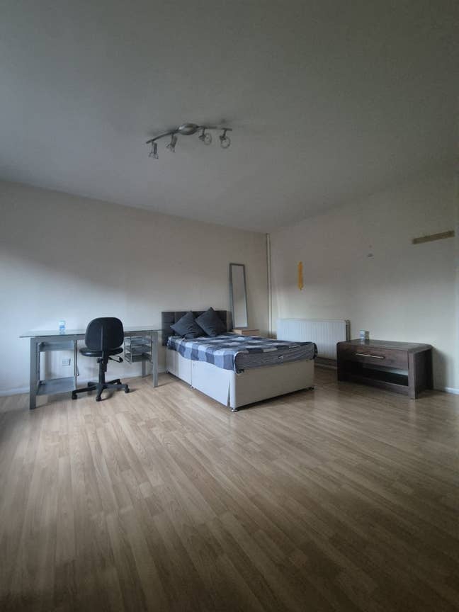 Excellent location big and bright double.bedroom  Main Photo