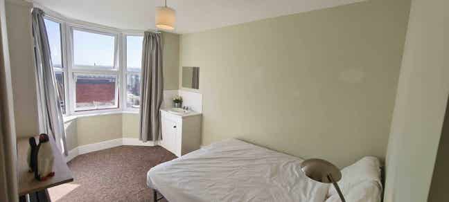 Regents Park, needs a new house mate, Close RD&E Main Photo