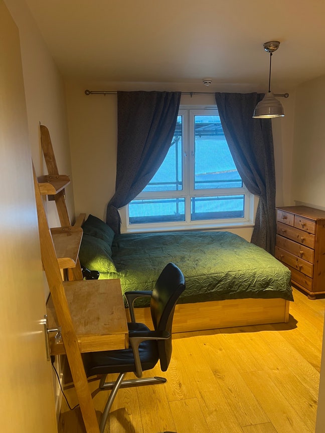Large double bedroom  next to Woking 🚉  Main Photo
