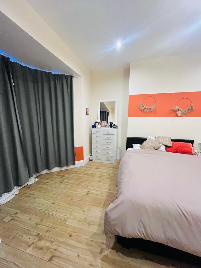 Female only 3 bedroom house, NE6  Main Photo