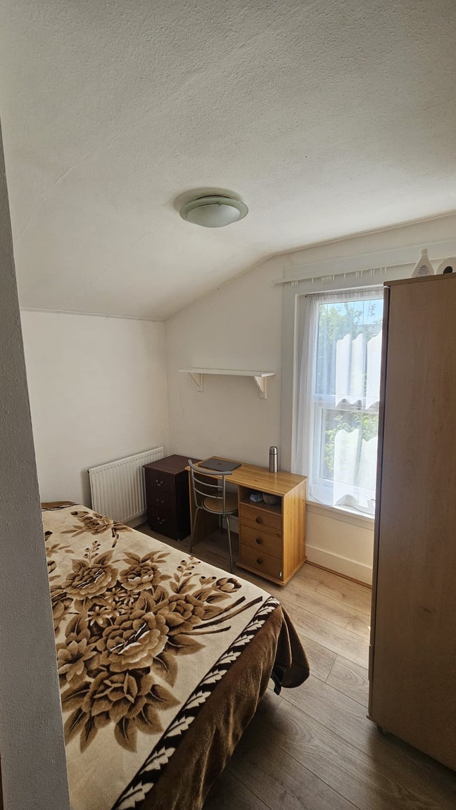 One single room available in family house  Main Photo