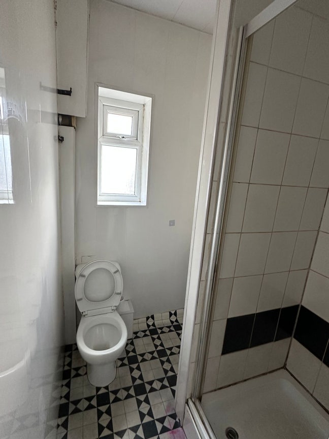 Studio flat to rent Main Photo