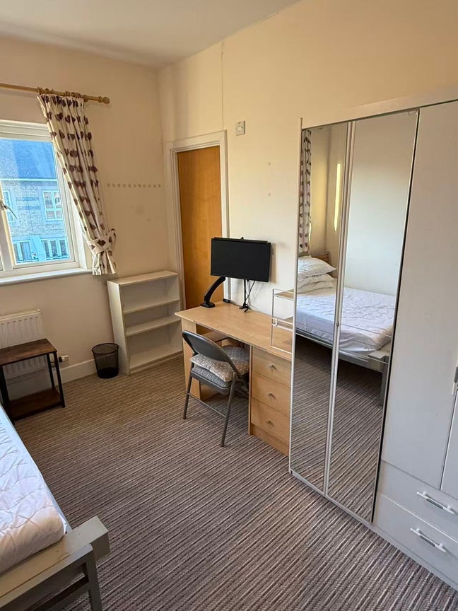 Lovely en suite bedroom in Morden townhouse  Main Photo