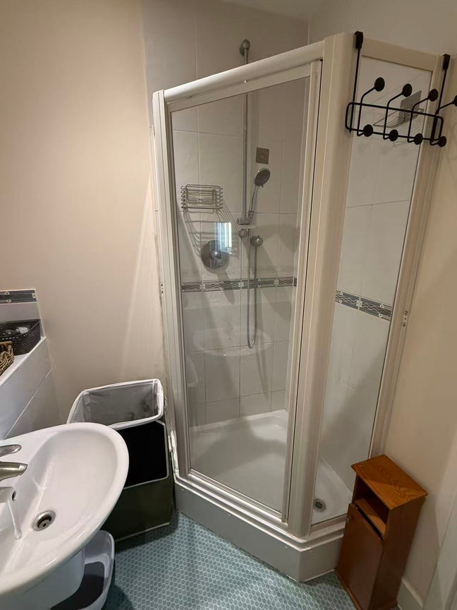 Lovely en suite bedroom in Morden townhouse  Main Photo