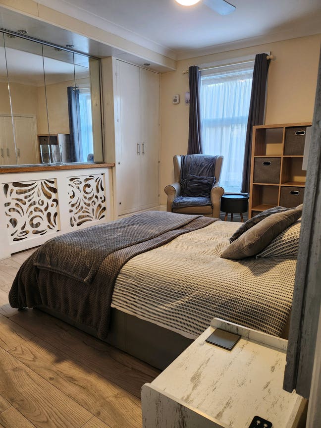  Very Large, Airy Bedsit with Kitchenette Main Photo