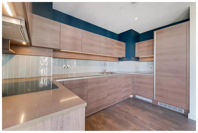 Quiet Top-Floor 3 Bed 2 Bath Flat, Wembley Park Main Photo