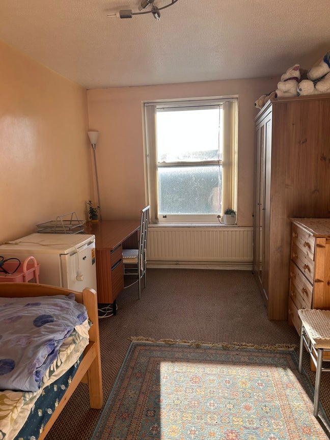 Clean and Quiet Large Double Bedroom  Main Photo