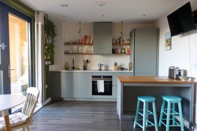 Modern apartment overlooking Haggerston Park  Main Photo