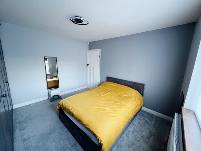 Bright Double Room in Friendly Home Main Photo