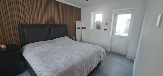 One Extra Large Room to Rent Main Photo