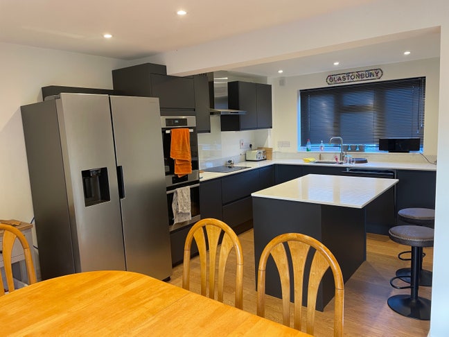 Large double & double bedrooms In detached 3 bed  Main Photo