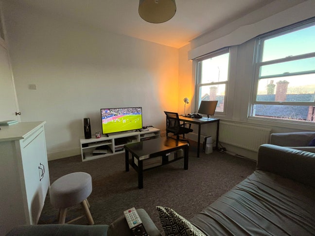 Top Floor, Double Bed with City View, 8m from CJ. Main Photo
