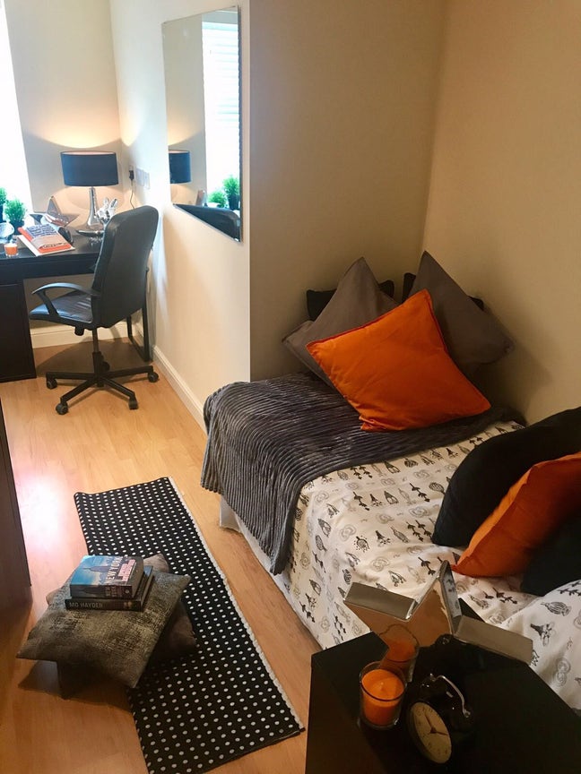 Modern House Share Main Photo