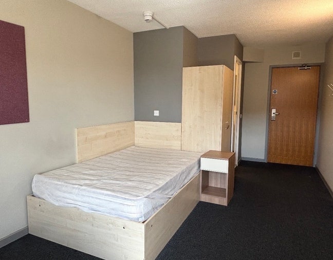 En- suite/Steps from Leeds business school Main Photo