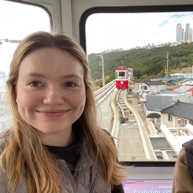 I am a professional female aged 25. I am look... Main Photo