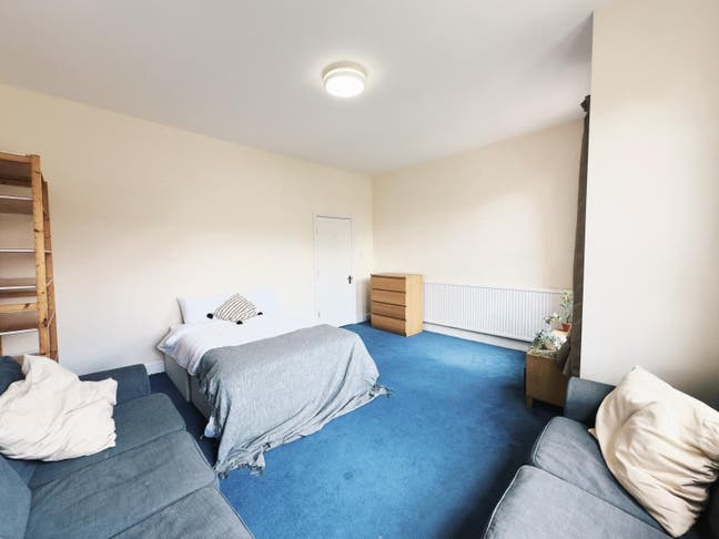 Master Bedroom in Boundaries Road Main Photo