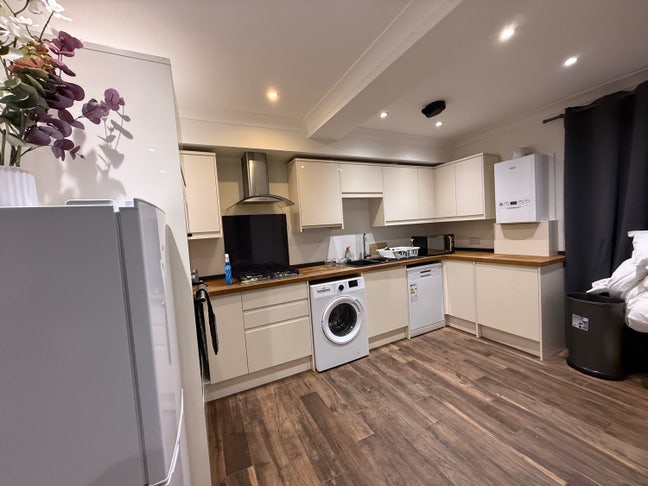 All Bills Inc 1 bed service apartment Whitechapel  Main Photo