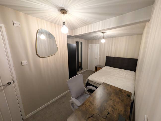 Your 2026 Upgrade: Double En-Suite Room in Sedgley Main Photo