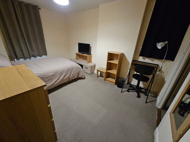 One Large Double Bedroom For Rent  Main Photo